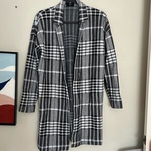 Perfect for the fall/ winter! Tahari cardigan with pockets in perfect condition